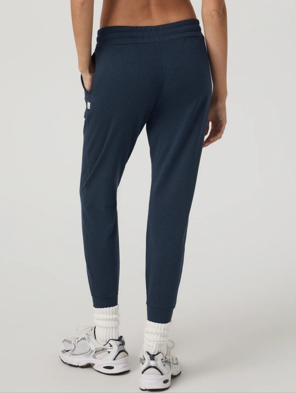 Vuori Large Women's Performance Joggers in Midnight Heather Blue - Picture 2 of 11
